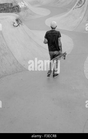 Heckansicht des reifen Erwachsenen gehen mit Skateboard Skate Park Stockfoto