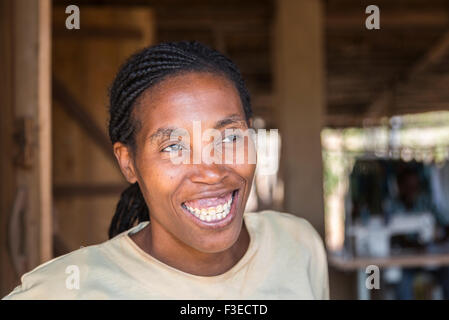 Afrikanerin mit geflochtenen Haaren an Katundu kreativen Beruf Workshop, lächelnd, Likoma Island, Lake Malawi, Malawi, Afrika Stockfoto