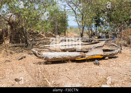 Alte traditionelle hölzerne Einbäumen bei Katundu Creative Handel Werkstatt, Likoma Island Lake Malawi, Malawi, Süd-Ost Afrika Stockfoto