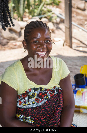 Lächelt glücklich lokalen Afrikanerin Worker bei Katundu kreativen Beruf Workshop, Likoma Island, Lake Malawi, Malawi, Süd-Ost-Afrika Stockfoto