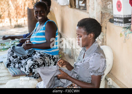 Glücklich lokalen malawische Arbeitnehmerinnen an arbeitest du nähen Katundu kreativen Beruf Workshop, Likoma Island, Lake Malawi, Malawi, Süd-Ost-Afrika Stockfoto