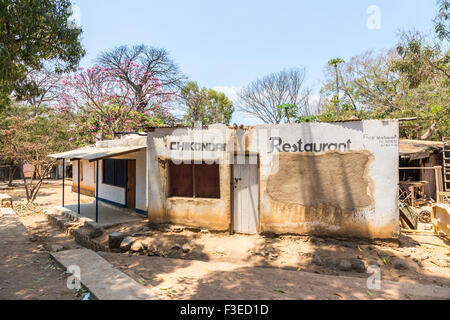 Stillgelegte und verfallenen Restaurantgebäude in Likoma Island, Süd-Ost-Afrika, Malawi, Malawi-See an einem sonnigen Tag mit blauem Himmel Stockfoto