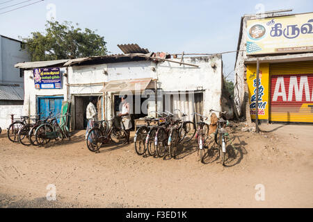 Lokale am Straßenrand Fahrrad reparieren, Shop und alte Fahrräder auf einer staubigen Straße in einem Dorf in der Nähe von Thanjavur, Tamil Nadu, Südindien Stockfoto