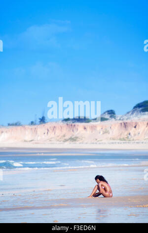 Eine afro-brasilianische Frau an einem Strand in Canoa Quebrada südlich von Fortaleza, Bundesstaat Ceara, Brasilien, Südamerika Stockfoto