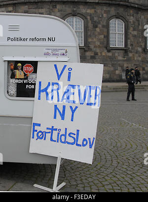 Kopenhagen, Dänemark. 6. Oktober 2015. Poeple Dämonen neue frühen Unempolyment Gesetz über dänische Aprliamnt Eröffnung Tag Christiansborg Slts Plads Credit: Francis Dean/Alamy Live News Stockfoto