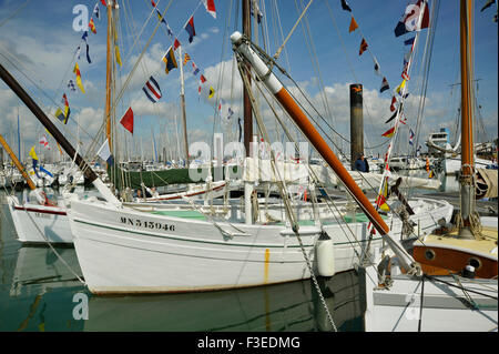 Alte hölzerne Segelboote am Grand Pavois int. Boat show La Rochelle Frankreich Stockfoto