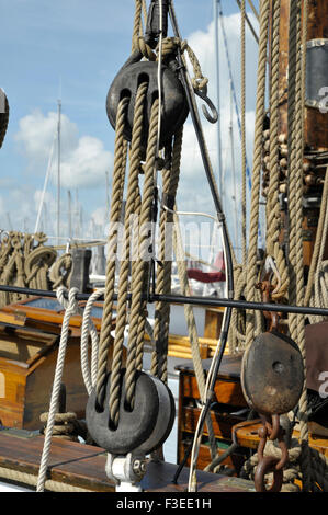 Schiffe, die Takelage im Grand Pavois International Boat show La Rochelle Frankreich. Stockfoto