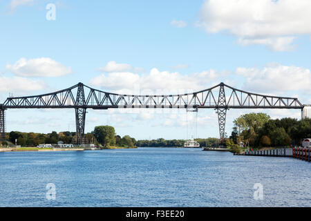 Rendsburg High Bridge mit ihrer Federung Fähre über den Nord-Ostsee-Kanal Stockfoto