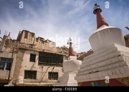 Indien, Jammu & Kashmir, Ladakh, Leh, Palast auf dem Hügel über dem alten Bürgerhäusern und Chörten in Naturschutzgebiet Stockfoto