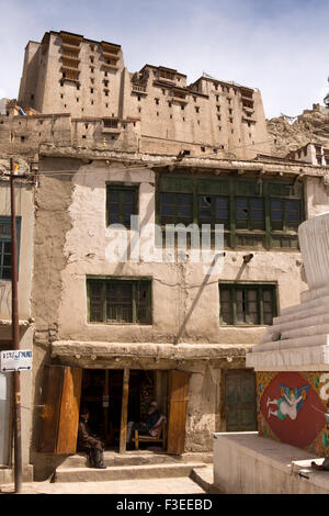 Indien, Jammu & Kashmir, Ladakh, Leh, Palast auf dem Hügel über der Altstadt befindet sich im Naturschutzgebiet Stockfoto