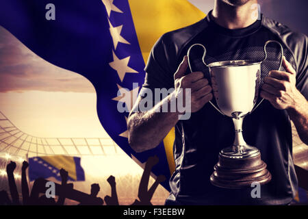 Zusammengesetztes Bild des siegreichen Rugbyspieler holding trophy Stockfoto