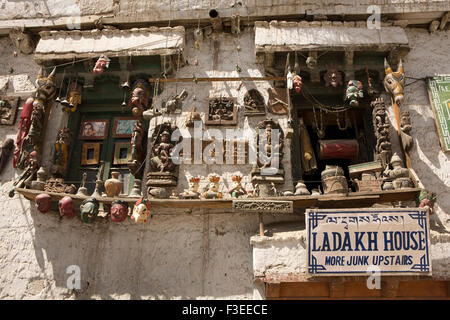 Indien, Jammu & Kashmir, Ladakh, Leh, Altstadt, altes Handwerk auf dem Display außerhalb Ladakh House, Antiquitäten und Junk-e-shop Stockfoto