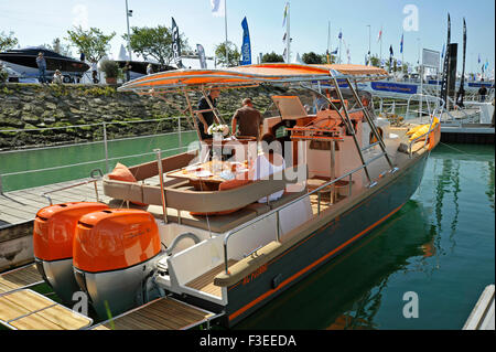 Luxus-Yacht am Grand Pavois int. Boat show La Rochelle Frankreich Stockfoto