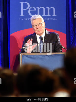 Philadelphia, Pennsylvania, USA. 6. Oktober 2015. Der deutsche Bundespräsident Joachim Gauck spricht während eines Besuchs in der University of Pennsylvania in Philadelphia, Pennsylvania, USA, 6. Oktober 2015. Gauck ist bei einem dreitägigen Besuch in die Vereinigten Staaten. Foto: WOLFGANG KUMM/Dpa/Alamy Live News Stockfoto