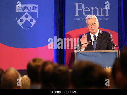 Philadelphia, Pennsylvania, USA. 6. Oktober 2015. Der deutsche Bundespräsident Joachim Gauck spricht während eines Besuchs in der University of Pennsylvania in Philadelphia, Pennsylvania, USA, 6. Oktober 2015. Gauck ist bei einem dreitägigen Besuch in die Vereinigten Staaten. Foto: WOLFGANG KUMM/Dpa/Alamy Live News Stockfoto