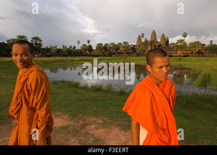 Zwei buddhistische Mönche auf der Außenseite der Tempel von Angkor Wat. Der Plan von Angkor Wat ist schwer zu begreifen, wenn Sie gehen durch Stockfoto