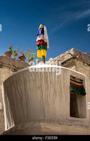 Indien, Jammu & Kashmir, Ladakh, Leh, buddhistische Chorten und Gebet Flaggen oben auf alten Stadthaus Stockfoto