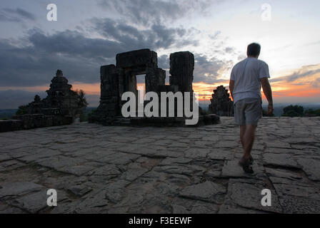 Phnom Bakheng Tempel. Sunrise. Phnom Bakheng gehört zu den 4 Hügel, die herausragend ist Angkor Gebiet. König Yasovarman I. bui Stockfoto