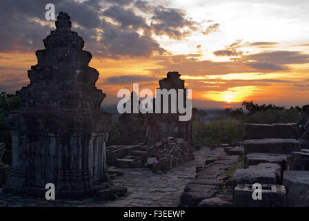 Phnom Bakheng Tempel. Sunrise. Phnom Bakheng ist 1,30 Meter (4.265 ft) nördlich von Angkor Wat und 400 m (1.312 ft) Stockfoto