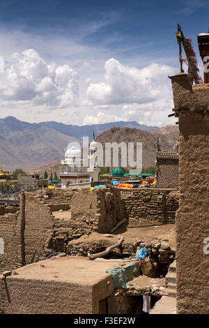 Indien, Jammu & Kashmir, Ladakh, Leh, erhöhten Blick auf die Altstadt Bürgerhäuser und Jamia Masjid Stockfoto