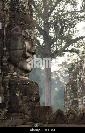 Die Gesichter der Bayon-Tempel. Angkor Thom. Wir stehen bevor es betäubt. Es ist wie nichts anderes im Land. Der Bayon finden Stockfoto
