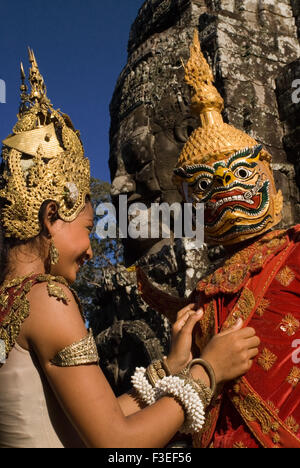 Apsara-Tänzerinnen im Bayon. Die Verwirrung in der Bayon-Plan und die Komplexität der Gebäude ergibt sich zweifellos aus der Suk Stockfoto