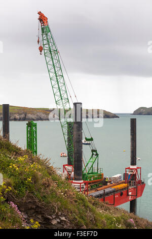 Im Mai wird in St. Justinian's, Pembrokeshire Coast National Park, Wales UK, eine neue Rettungsbootstation gebaut, die in die Klippen gebaut wird Stockfoto