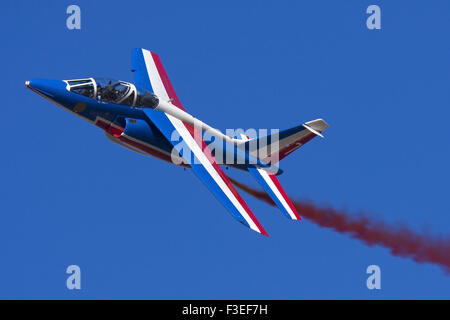 French Air Force ALpha Jet E der Patrouille de France anzeigen Team Stockfoto