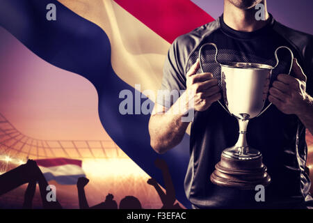 Zusammengesetztes Bild des siegreichen Rugbyspieler holding trophy Stockfoto