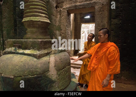Zwei buddhistische Mönche in den inneren Teil des Tempels Preah Khan. Bakan oder Preah Khan Kampong Svay Tempel. Die Bakan Tempel sind Stockfoto