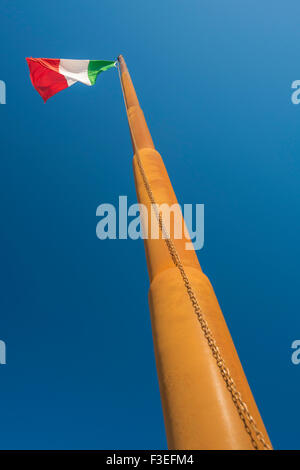 Die italienische Nationalflagge, oder Tricolour, vor blauem Himmel. Stockfoto