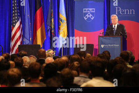 Philadelphia, Pennsylvania, USA. 6. Oktober 2015. Der deutsche Bundespräsident Joachim Gauck spricht während eines Besuchs in der University of Pennsylvania in Philadelphia, Pennsylvania, USA, 6. Oktober 2015. Gauck ist bei einem dreitägigen Besuch in die Vereinigten Staaten. Foto: WOLFGANG KUMM/Dpa/Alamy Live News Stockfoto