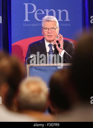 Philadelphia, Pennsylvania, USA. 6. Oktober 2015. Der deutsche Bundespräsident Joachim Gauck spricht während eines Besuchs in der University of Pennsylvania in Philadelphia, Pennsylvania, USA, 6. Oktober 2015. Gauck ist bei einem dreitägigen Besuch in die Vereinigten Staaten. Foto: WOLFGANG KUMM/Dpa/Alamy Live News Stockfoto