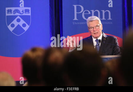 Philadelphia, Pennsylvania, USA. 6. Oktober 2015. Der deutsche Bundespräsident Joachim Gauck spricht während eines Besuchs in der University of Pennsylvania in Philadelphia, Pennsylvania, USA, 6. Oktober 2015. Gauck ist bei einem dreitägigen Besuch in die Vereinigten Staaten. Foto: WOLFGANG KUMM/Dpa/Alamy Live News Stockfoto