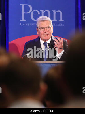 Philadelphia, Pennsylvania, USA. 6. Oktober 2015. Der deutsche Bundespräsident Joachim Gauck spricht während eines Besuchs in der University of Pennsylvania in Philadelphia, Pennsylvania, USA, 6. Oktober 2015. Gauck ist bei einem dreitägigen Besuch in die Vereinigten Staaten. Foto: WOLFGANG KUMM/Dpa/Alamy Live News Stockfoto