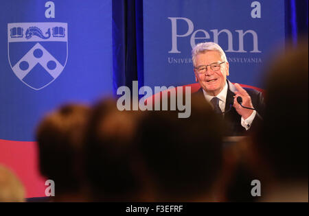 Philadelphia, Pennsylvania, USA. 6. Oktober 2015. Der deutsche Bundespräsident Joachim Gauck spricht während eines Besuchs in der University of Pennsylvania in Philadelphia, Pennsylvania, USA, 6. Oktober 2015. Gauck ist bei einem dreitägigen Besuch in die Vereinigten Staaten. Foto: WOLFGANG KUMM/Dpa/Alamy Live News Stockfoto