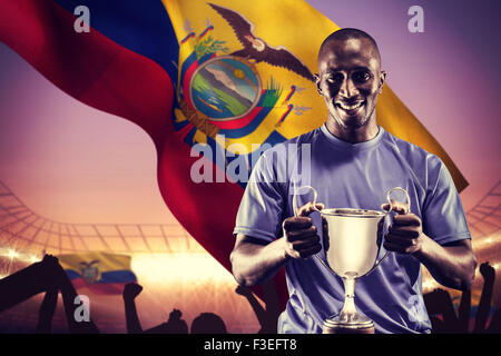 Zusammengesetztes Bild des Porträts von happy Athlet holding trophy Stockfoto