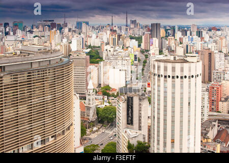 Blick auf Skyline von Sao Paulo aus dem Terraco Italia. Niemeyers Edificio Copan im geschwungenen Gebäude im Vordergrund Stockfoto