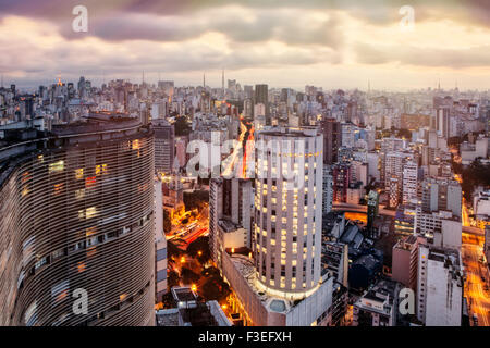 Blick auf Skyline von Sao Paulo aus dem Terraco Italia. Niemeyers Edificio Copan im geschwungenen Gebäude im Vordergrund Stockfoto