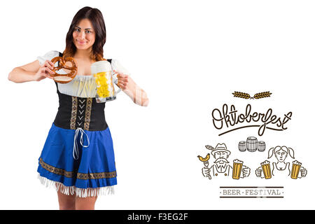 Zusammengesetztes Bild von hübschen Oktoberfest Mädchen mit Krug Bier und Brezel Stockfoto