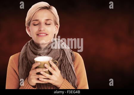 Zusammengesetztes Bild von Close Up der Frau trinken aus einer Tasse Stockfoto