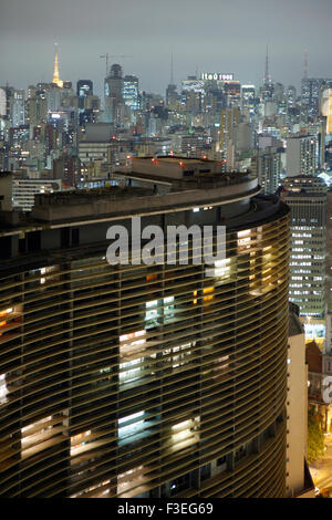 Blick auf Skyline von Sao Paulo aus dem Terraco Italia. Niemeyers Edificio Copan im geschwungenen Gebäude im Vordergrund Stockfoto