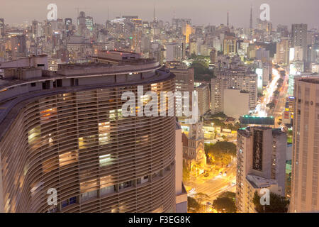 Blick auf Skyline von Sao Paulo aus dem Terraco Italia. Niemeyers Edificio Copan im geschwungenen Gebäude im Vordergrund Stockfoto