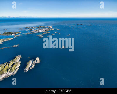 Luftaufnahme des malerischen Fischerhafen Henningsvær auf kleinen Inseln im Meer Stockfoto