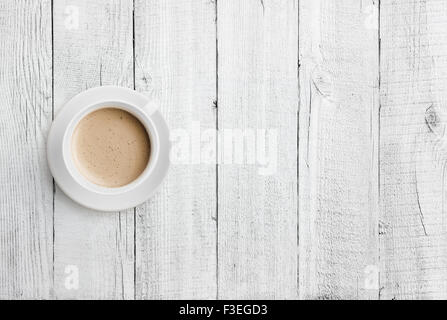 Kaffeetasse auf weißem Holz Tischplatte Ansicht Stockfoto