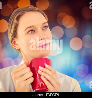 Zusammengesetztes Bild der Geschäftsfrau hält ihren Becher und denken Stockfoto