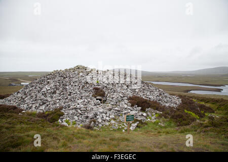 Barpa Langais ist der am besten erhaltenen jungsteinzeitlichen chambered Cairn in den äußeren Hebriden, Schottland. Stockfoto