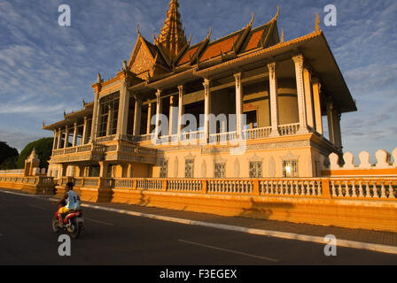 Außenansicht des königlichen Palastes. Phnom Penh. Erbaut im Jahre 1866 durch König Norodom befindet sich der königliche Palast seiner Majestät Preah B Stockfoto
