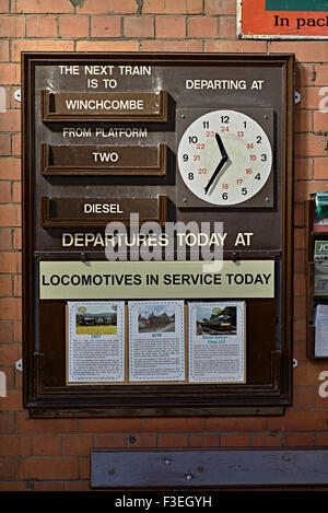 Vintage Abfahrtstafel am erhaltenen GWR Bahnhof Toddington Gloucestershire England UK Stockfoto