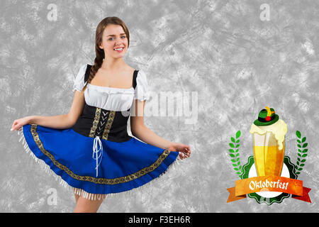 Zusammengesetztes Bild des Oktoberfest Mädchen ihren Rock zu verbreiten Stockfoto